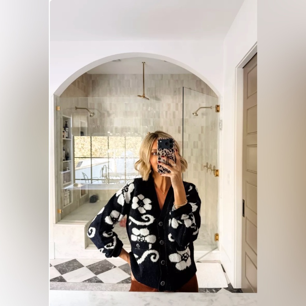 Free Assembly Women’s Floral Pattern V Neck Cardigan Sweater